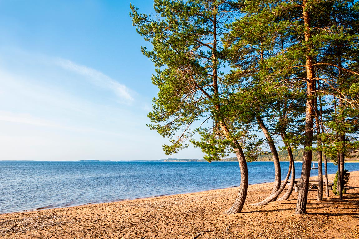 Huuhanranta hiekkaranta Ruokolahdella kesäisenä päivänä.